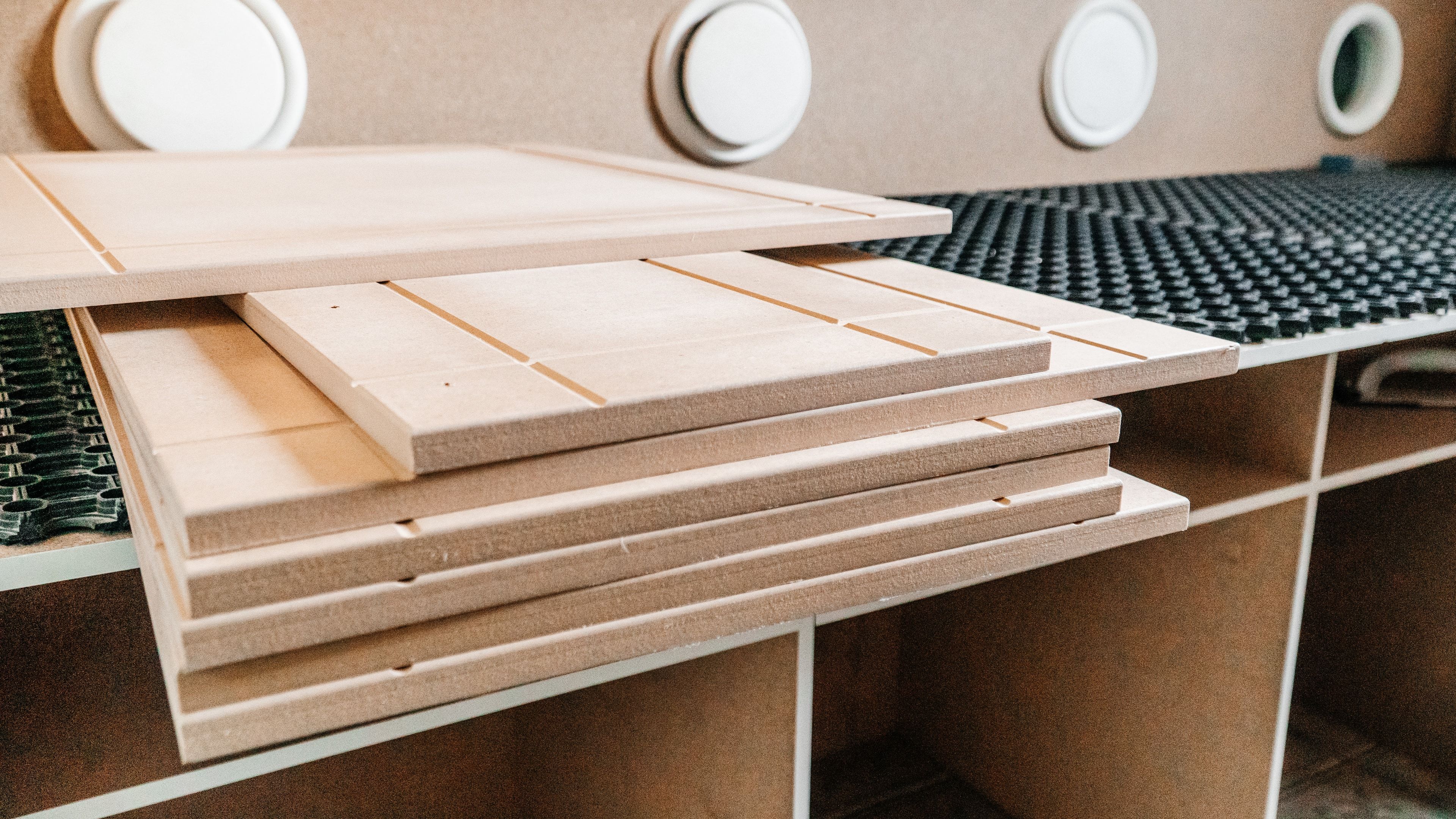 Producción de tableros chapados en fábrica industrial de muebles