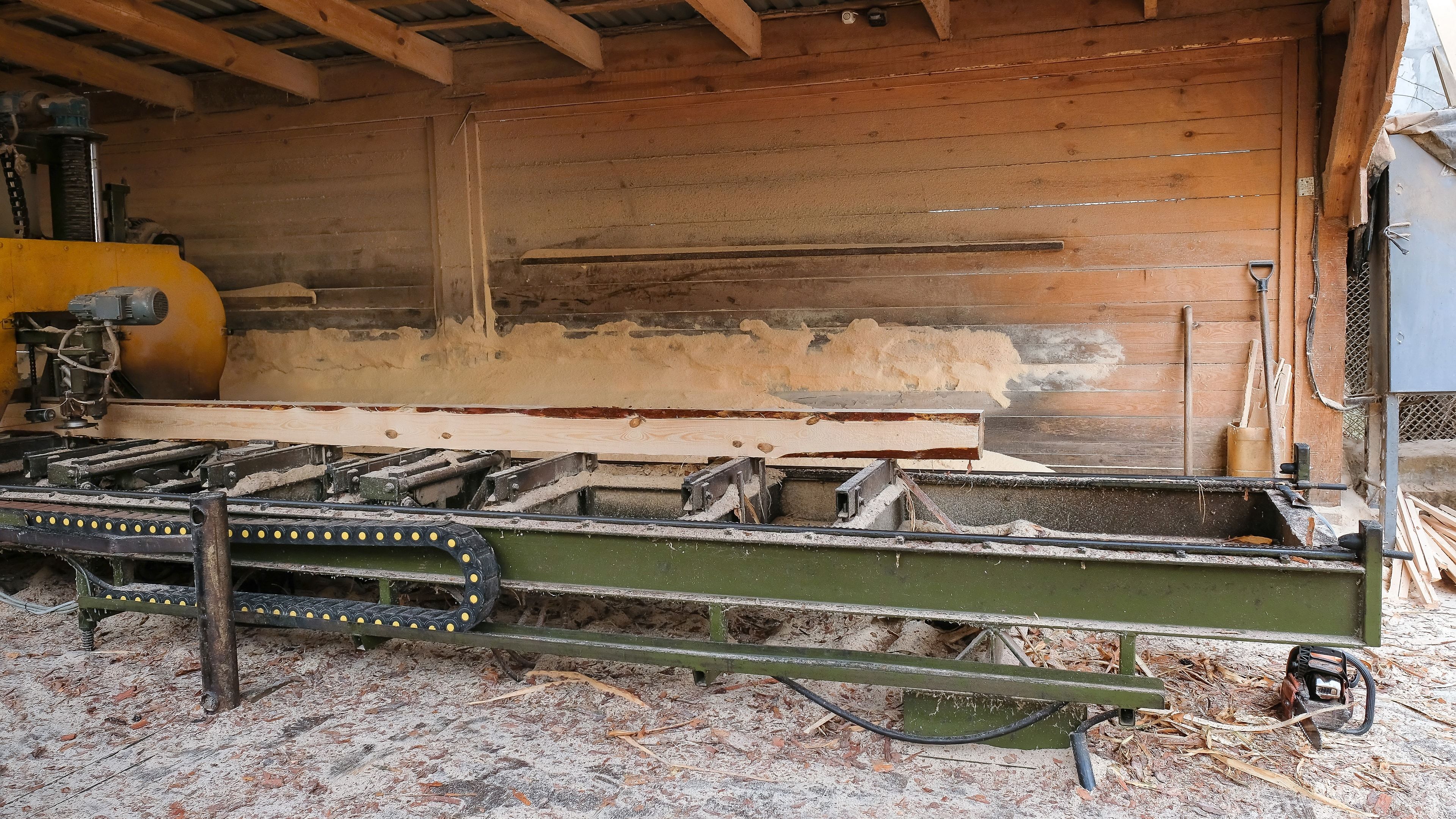 Equipo de procesado y desdoblado de madera en aserradero industrial