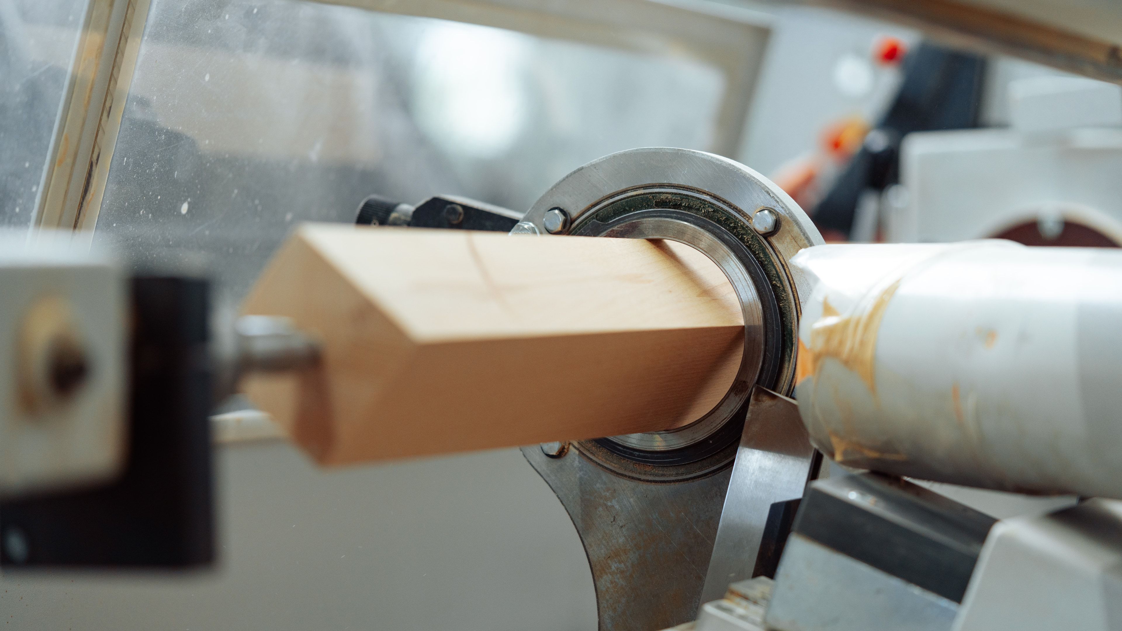 Tupí industrial mecanizando balaustres de madera en producción de mueble