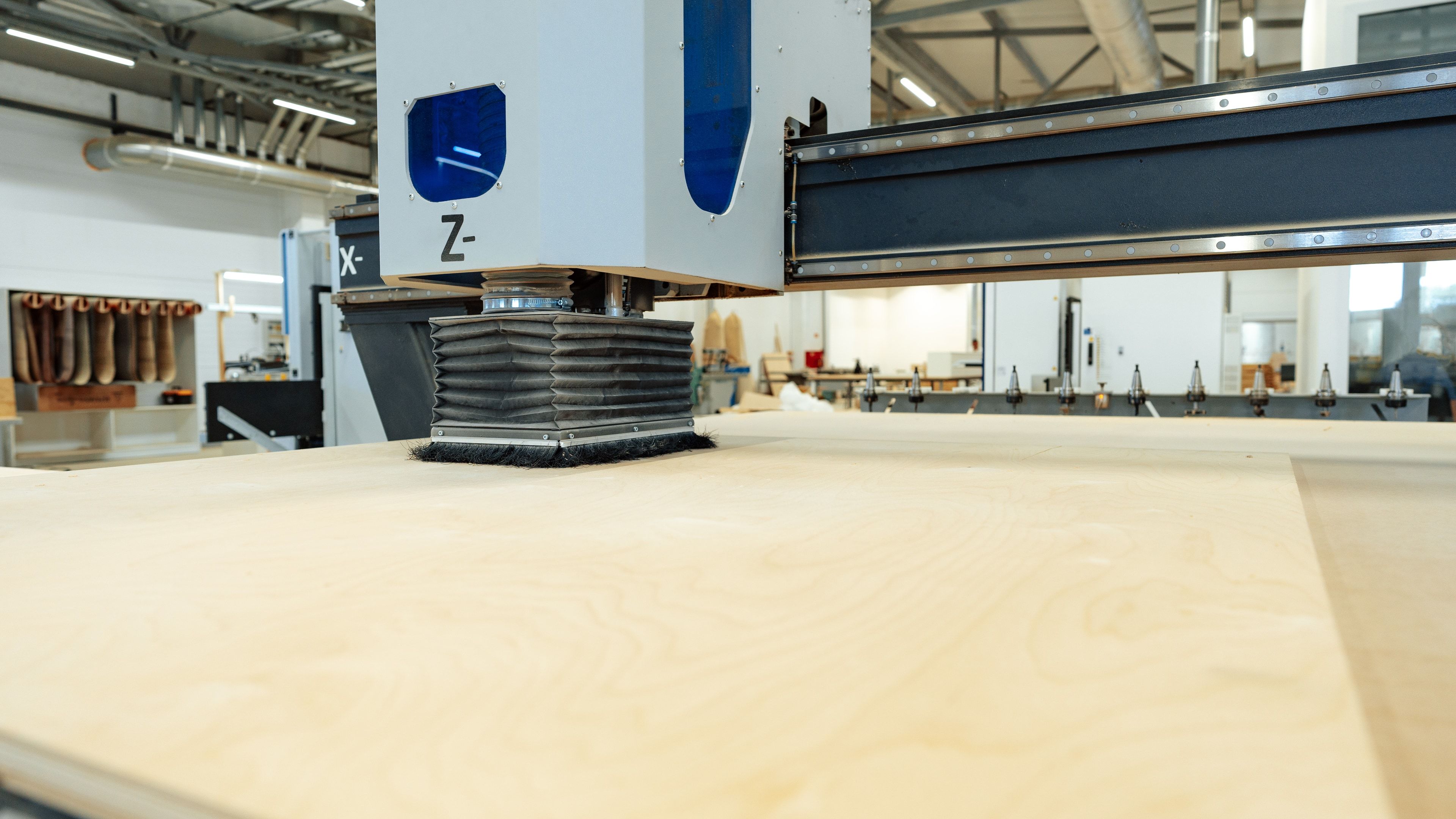 Equipamiento de mecanizado de madera en taller de fabricación de mueble